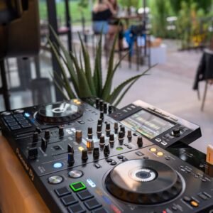 DJ